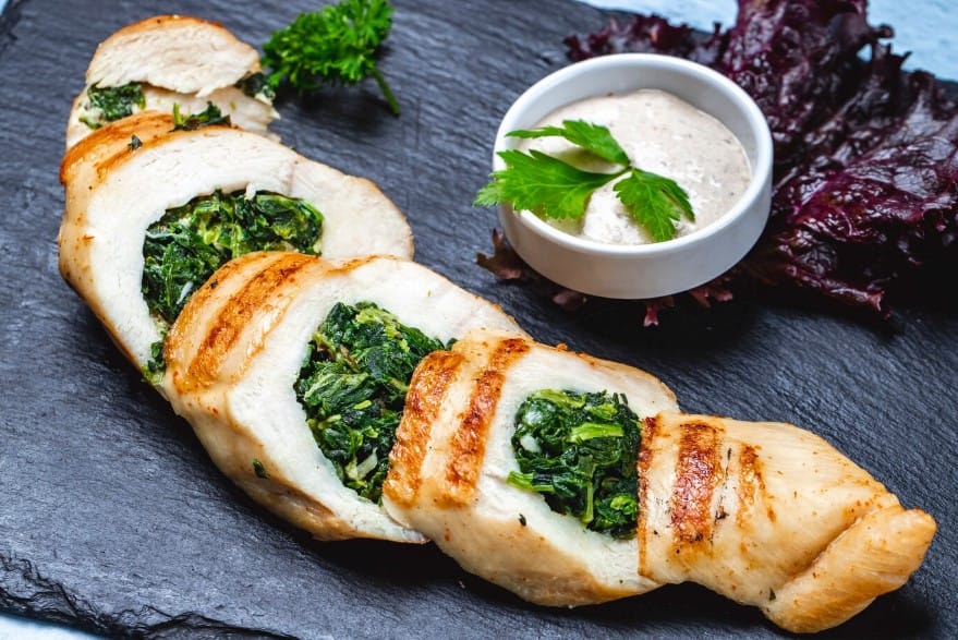 Cena navideña saludable pollo relleno de espinaca