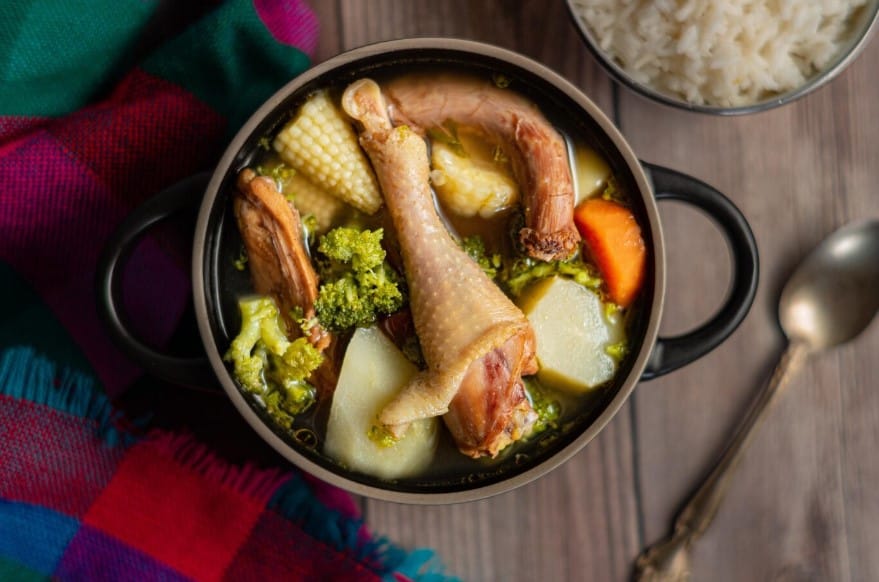 Cena navideña saludable sancocho de pollo