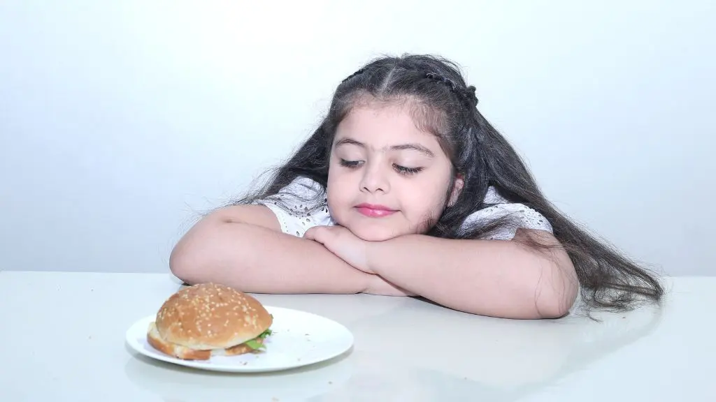 Sobrepeso y obesidad en niños -Niña mirando hamburguesa - Dra Paola Sanchez - Bogotá